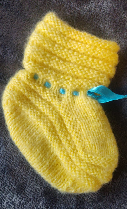 Keltaiset vauvojen villasukat