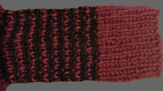 Ruskeat villasukat mustilla raidoilla