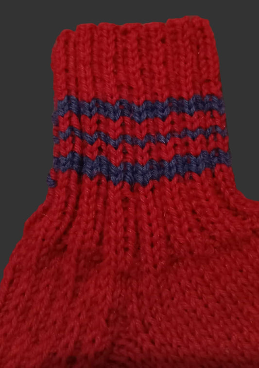 Tummanpunaiset villasukat sinisillä raidoilla