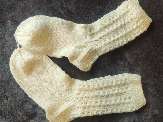 Valkoiset pitkävartiset villasukat