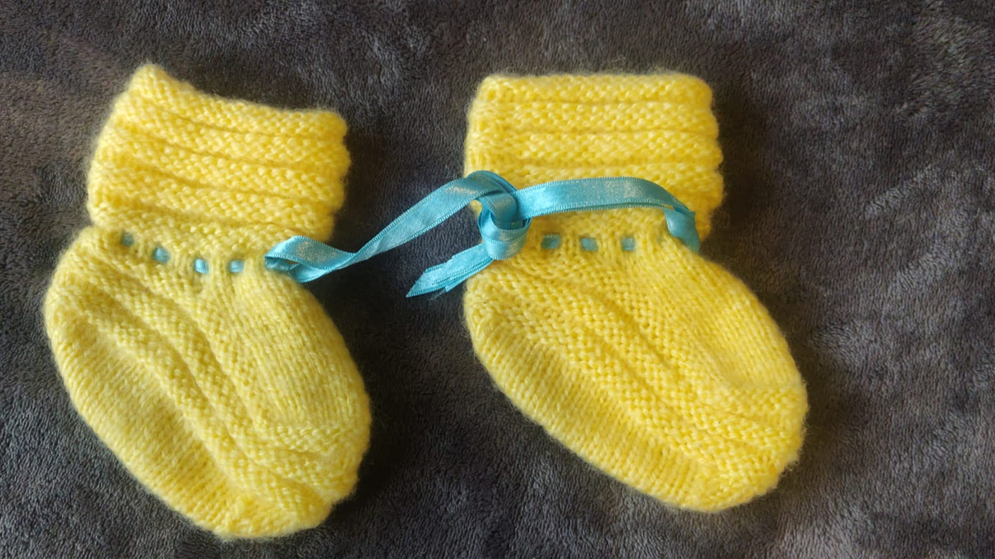 Keltaiset vauvojen villasukat
