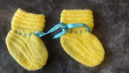 Keltaiset vauvojen villasukat