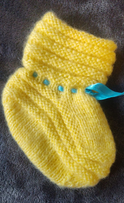 Keltaiset vauvojen villasukat