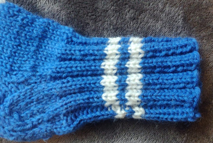 Siniset villasukat valkoisilla raidoilla