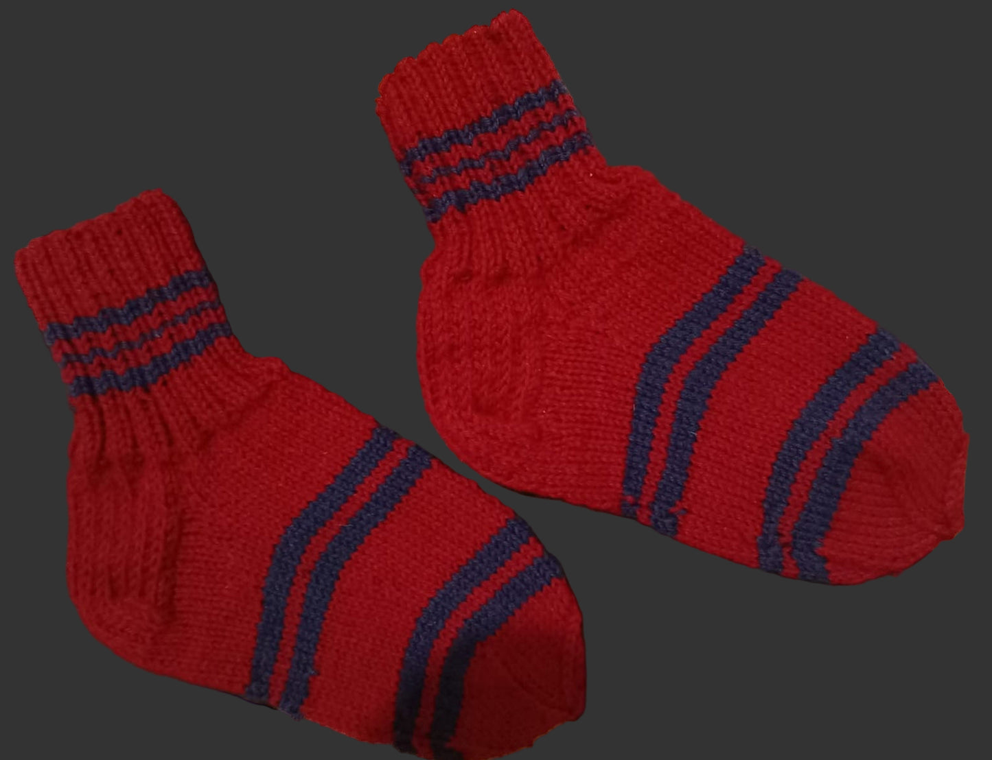 Tummanpunaiset villasukat sinisillä raidoilla