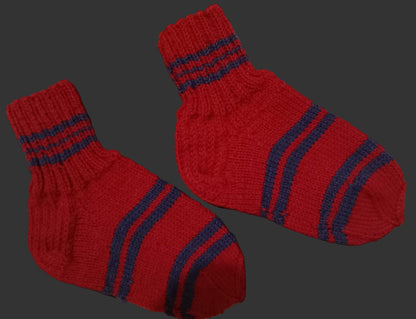 Tummanpunaiset villasukat sinisillä raidoilla