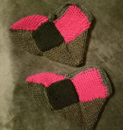 Punamustaharmaat sukat