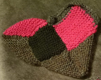 Punamustaharmaat sukat