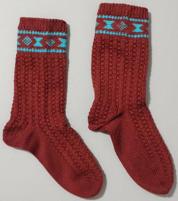 Punaiset pitkävartiset  koristekudotut villasukat